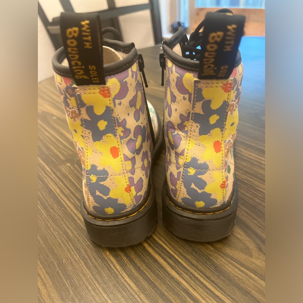 Girls doc Martins